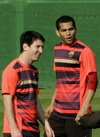 Messi y Alves durante un entrenamiento.