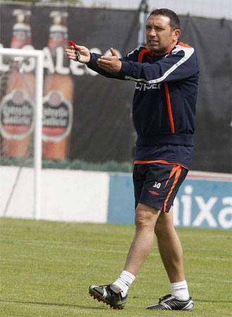 Eusebio pide intensidad a sus jugadores durante un entrenamiento.