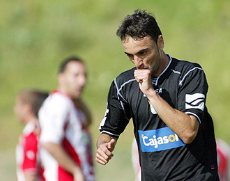 Momo celebra chupndose el dedo uno de los dos goles que marc al Girona
