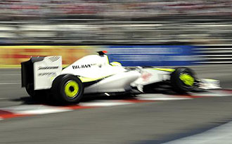 Jenson Button pilota su Brawn en Montecarlo.