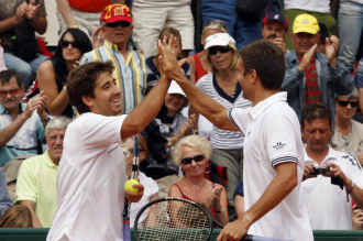 Tommy Robredo y Marc Lpez, jugando el dobles en Roland Garros.