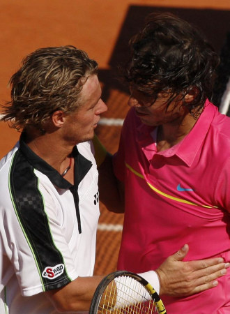 Rafa Nadal saluda a lleyton Hewitt tras ganarle en Roland Garros.