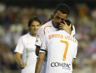 Edu abraza a Villa al final del partido