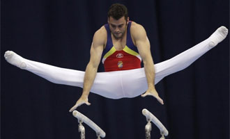 Manuel Carballo realiza su ejercicio de paralelas.