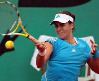 Anabel Medina golpea una bola en Roland Garros.