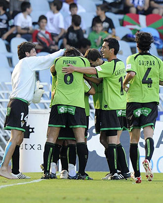 Los jugadores del Crdoba, Pierini y Gaspar entre ellos, celebran con Artegaga el primer gol conseguido en Anoeta