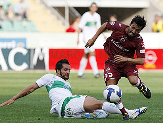 Mario Rosas, en la imagen recibiendo una entrada de Usero, sentenci el partido del Martnez Valero con su gol desde fuera del rea