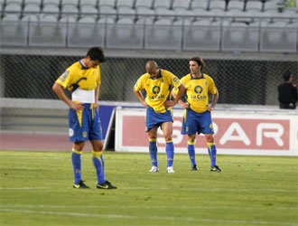 Los jugadores de Las Palmas se quedaron desolados tras encajar el gol en el �ltimo minuto de partido.