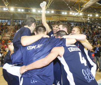 Los jugadores del Lucentum hacen una pi�a para celebrar el ascenso a la ACB.