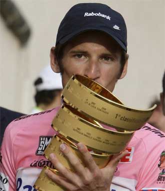 Menchov besa el trofeo que le acredita como ganador del Giro de Italia 2009.