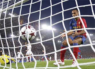 Henry se dispone a recoger el baln de la red tras el tanto de Etoo al Manchester United en la final de Roma.