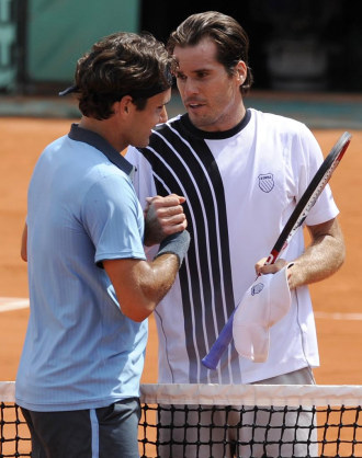 Roger Federer y Tommy Haas se saludan a la finalizacin del partido.