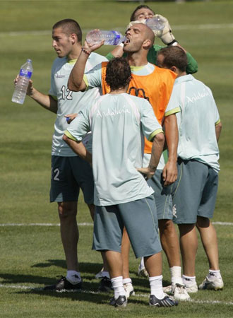 Los jugadores se refrescan durante un entrenamiento.