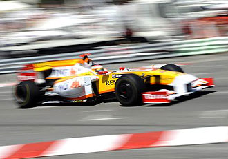 Alonso pilota su R29 en el circuito de Mnaco.
