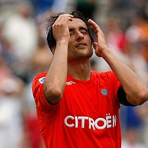 El jugador del Celta, Noguerol, se felicita por el penalti fallado por Farinós en el encuentro frente al Hércules.