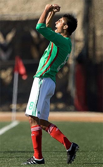 El mexicano Carlos Campos celebra un gol ante Trinidad and Tobago