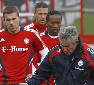 Z Roberto, detrs de Podolski y del entrenador del Bayern.