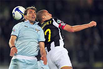 Trezeguet salta con el defensor de la Lazio Sebastiano Siviglia durante un partido de Copa.