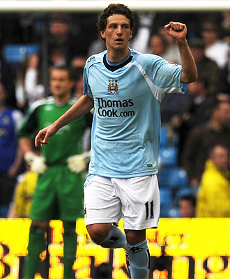 Elano, durante un partido con el Manchester City