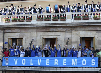 Los jugadores del Oviedo, celebrando en el balcón del Ayuntamiento el ascenso a Segunda B.