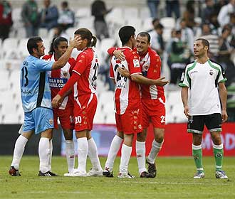 Juanito se abraza con Soriano tras la victoria en Santander.