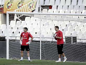 Armando y Gorka se ejercitan en Mestalla en el entrenamiento previo a la final copera.