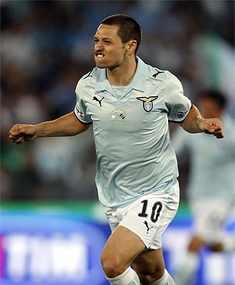 Mauro Z�rate celebra un gol con la Lazio