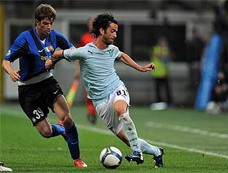 Davide Santon pugna con el jugador de la Lazio Simone Del Nero durante un partido.