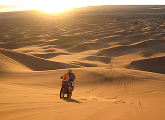 Marc Coma atraviesa las dunas en el Dakar