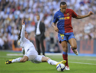 Ramos intenta quitarle el balón a Henry en el Madrid-Barça de esta temporada