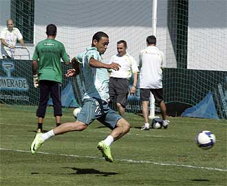 Oliveira golpea un baln durante un entrenamiento del Betis.