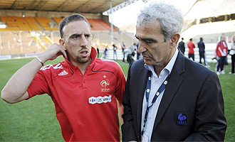 Ribery, junto al seleccionador francs Raymond Domenech