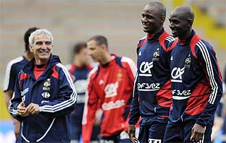 Patrick Vieira y Alou Diarra sonren en presencia de Raymond Domenech durante un entrenamiento de la seleccin francesa.