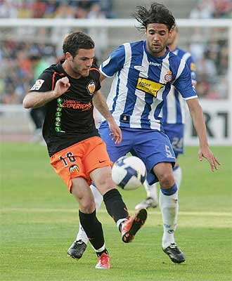 Sergio Snchez pugna con el valencianista Mata durante un partido.