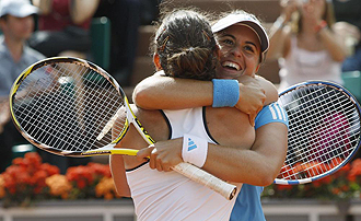 Medina y Ruano se abrazan tras ganar en Roland Garros