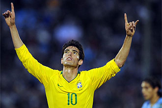 Kak, el primer fichaje de Florentino, celebra un gol con Brasil