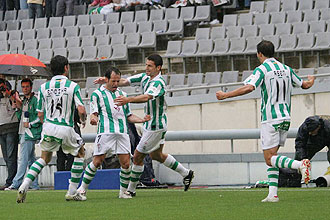 Arteaga, autor del segundo y tercero gol del Córdoba, es felicitado por sus compañeros