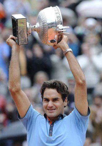 Roger Federer con el trofeo de campeón en París.