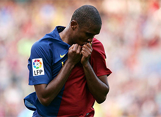 Samuel Etoo besa el escudo del Barcelona