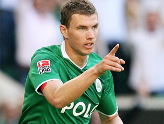 Dzeko celebra un gol con el Wolfsburgo