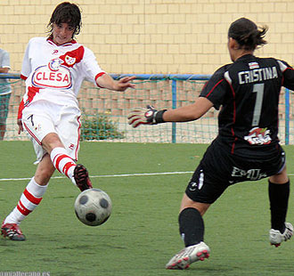 Natalia encara a la meta Cristina en el momento de marcar el segundo gol del Rayo ante el Espanyol en la Copa