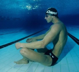 Stephane Mifsud, bajo el agua en una piscina