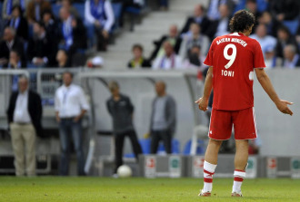 El italiano Luca Toni, jugando con el Bayern.