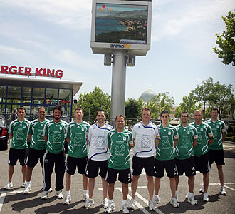 Los jugadores de Inter Movistar posan en la pantalla gigante que �nimo TV tiene en el Centro Comercial Plaza Norte II de San Sebasti�n de los Reyes en Madrid