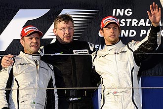 Ross Brawn posa junto a sus pilotos, Barrichello (izquierda) y Button, en el podio de Australia.