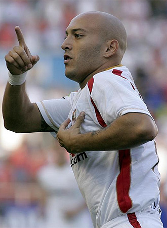 Chevantn celebra un gol con el Sevilla.