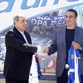 Los representantes del Espanyol y del Panionios, en la presentacin del acuerdo entre ambos clubes.
