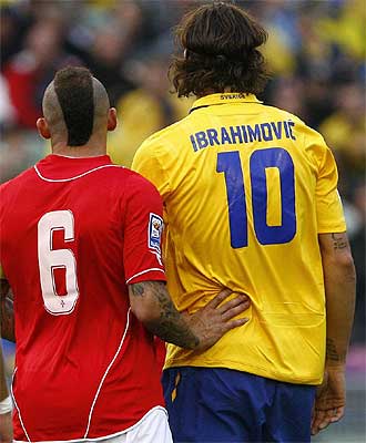 Un jugador de Malta marca a Ibrahimovic, la estrella sueca.
