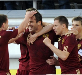 Los rusos celebran uno de los tres goles marcados ante Finlandia