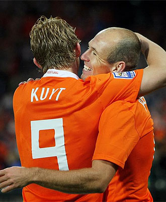 Arjen Robben celebra su tanto con Kuyt ante Noruega